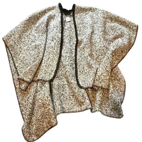 Tan and black poncho with a boho vibe #festivalvibes - Picture 1 of 7